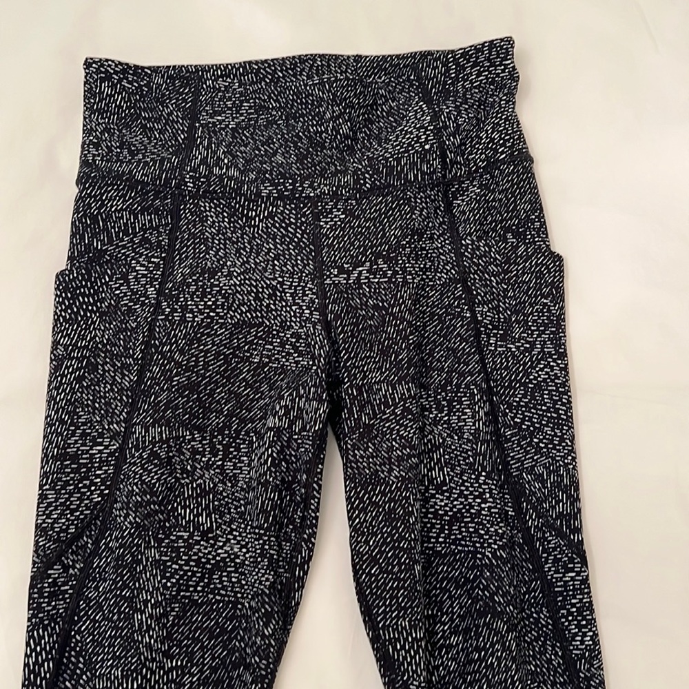 Athleta Salutations Stash Pocket Tight